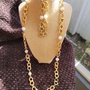 Beautiful goltone and pearl Necklace/Bracelet set